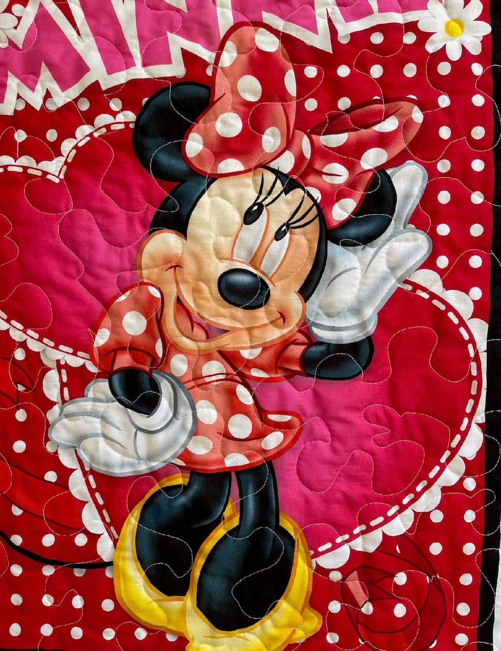 MINNIE STANDING HEART QUILTED BLANKET