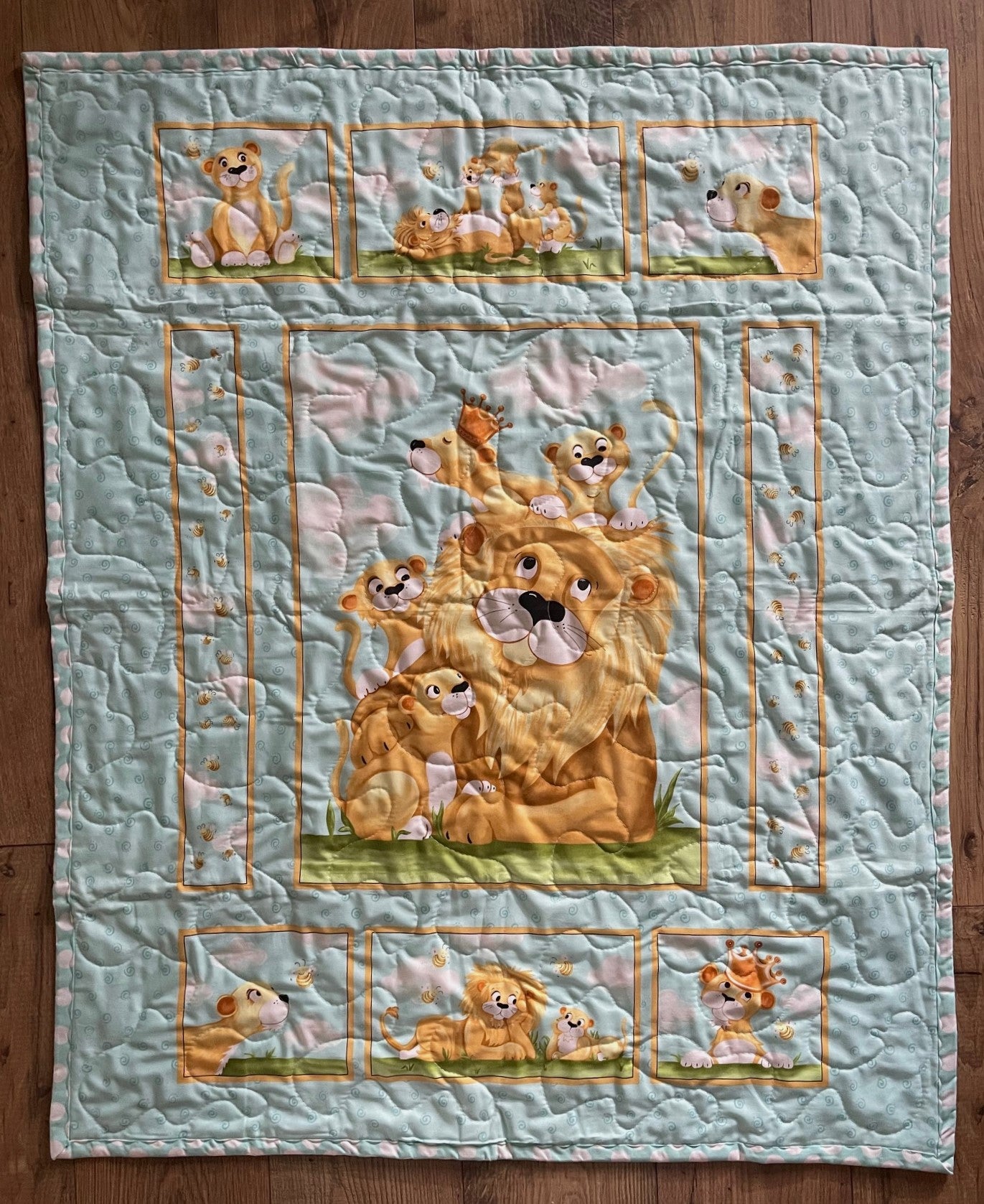 LIONS AND BABY CUBS FAMILY PLAYING WITH BEES QUILTED BLANKET
