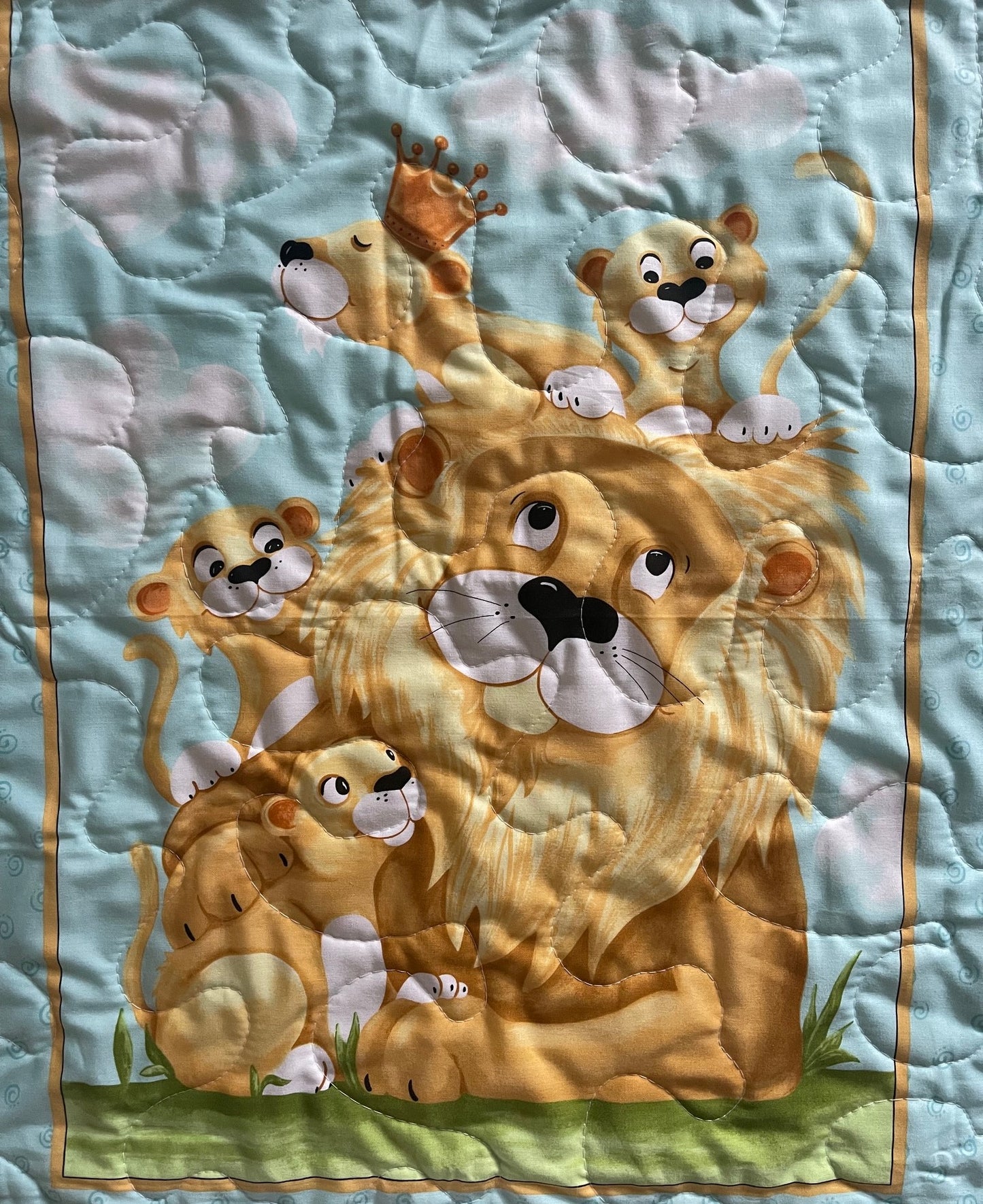 LIONS AND BABY CUBS FAMILY PLAYING WITH BEES QUILTED BLANKET
