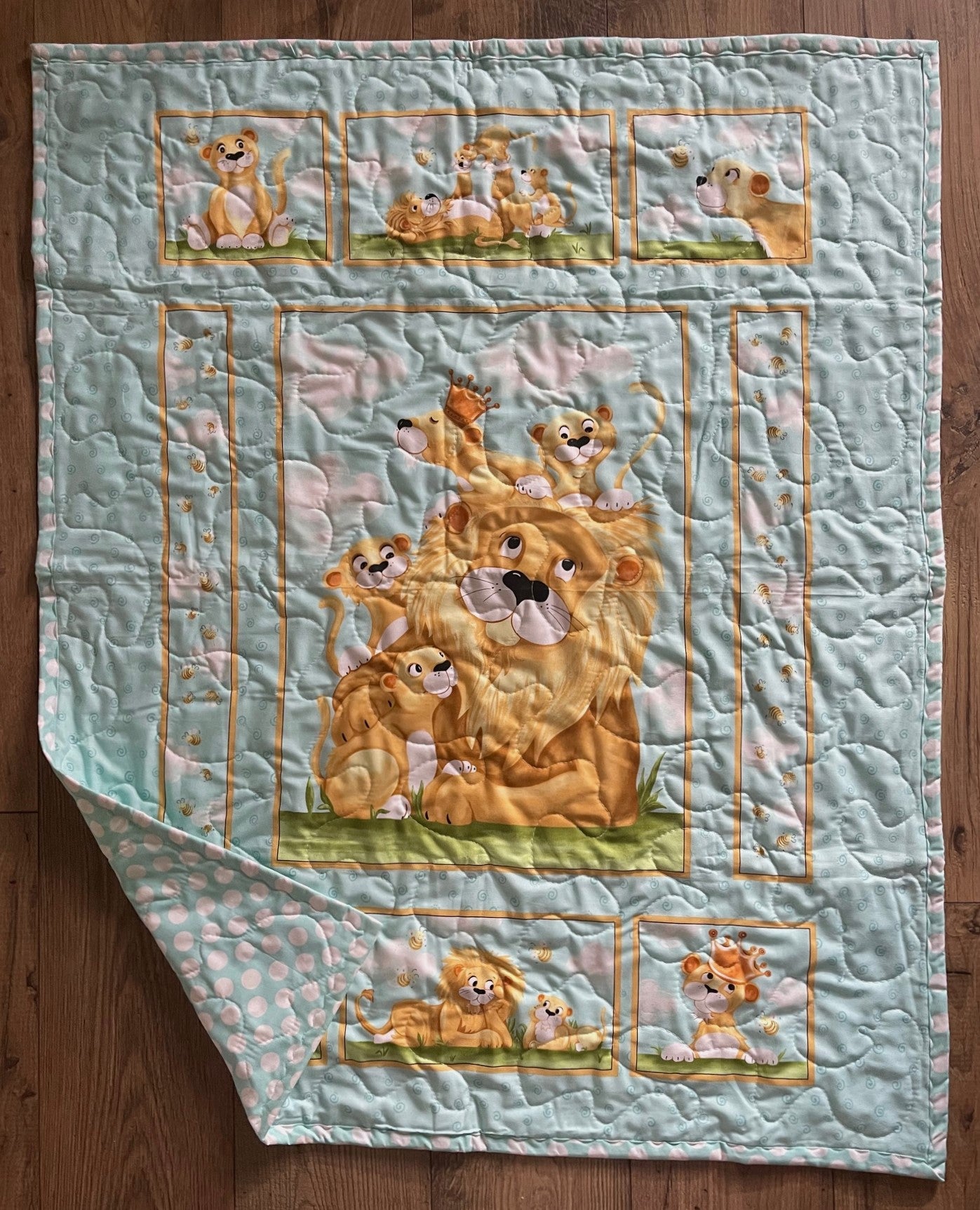 LIONS AND BABY CUBS FAMILY PLAYING WITH BEES QUILTED BLANKET