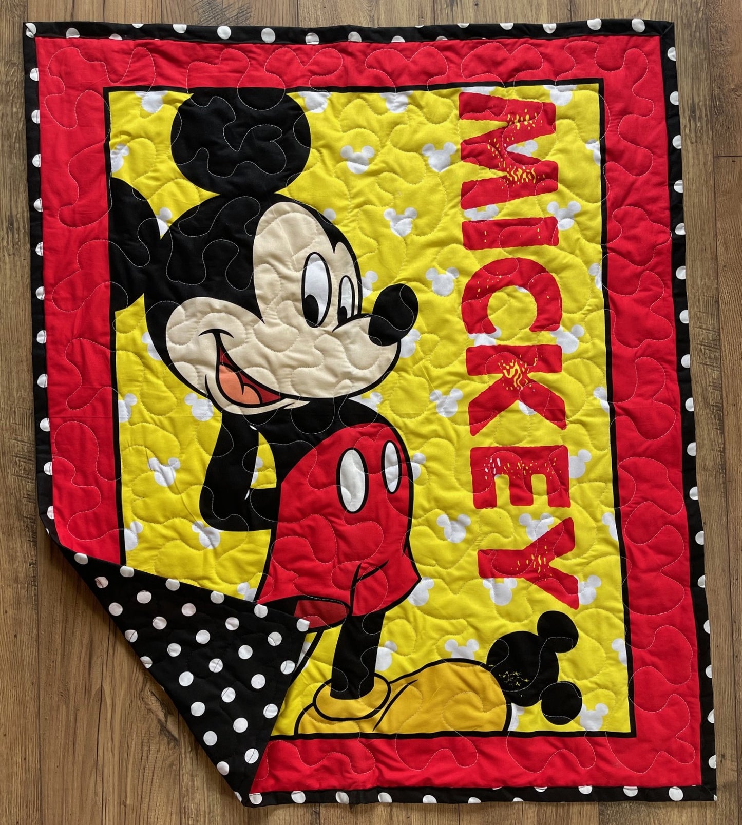CLASSIC INSPIRED MICKEY MOUSE 36"X44" QUILTED BLANKET