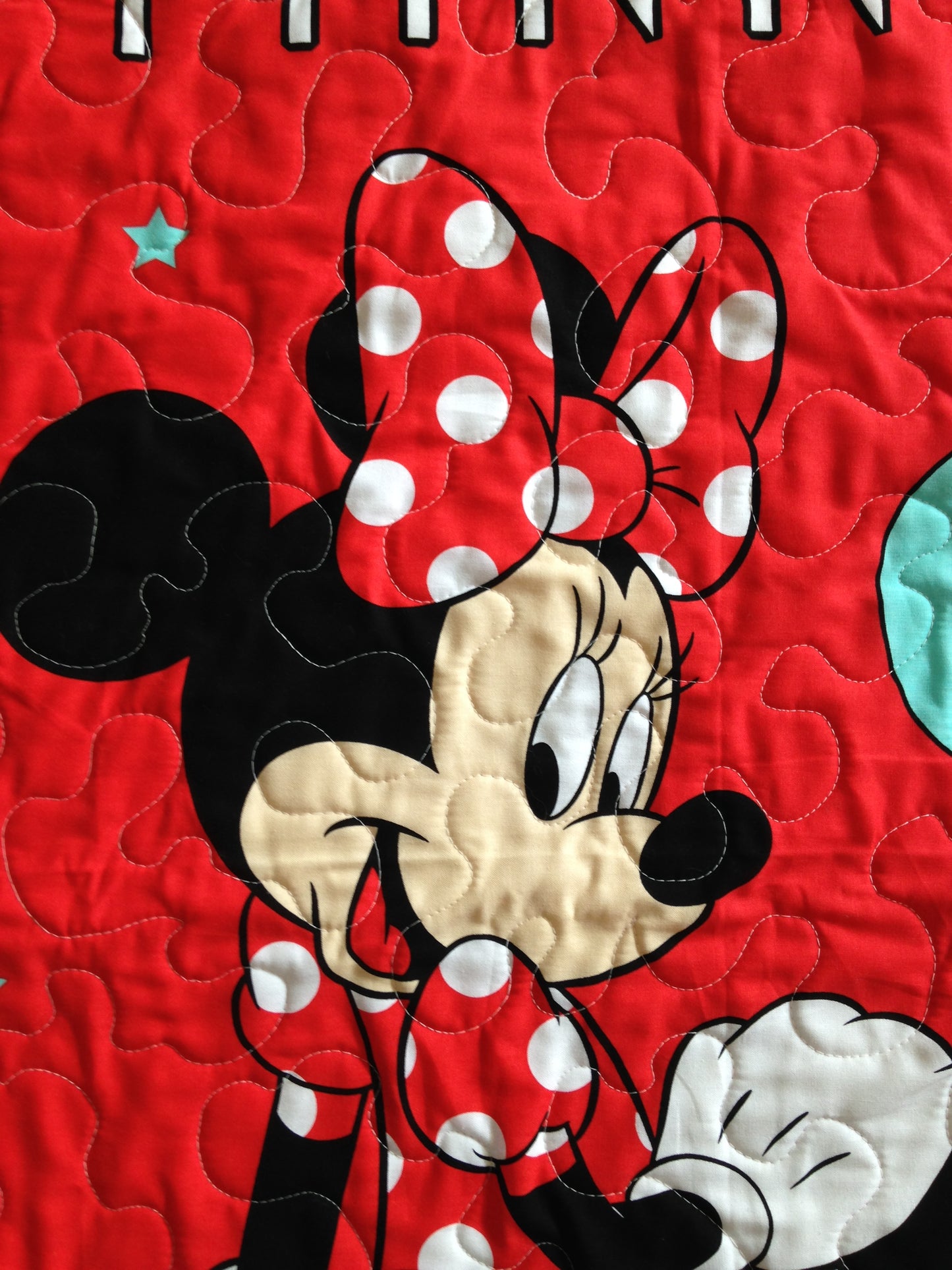 MINNIE SITTING QUILTED BLANKET