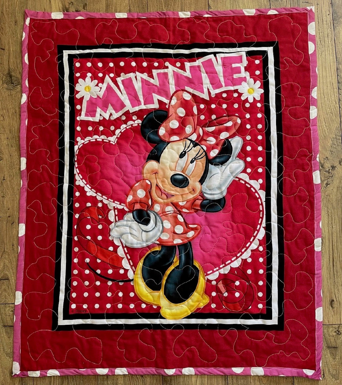 MINNIE STANDING HEART QUILTED BLANKET