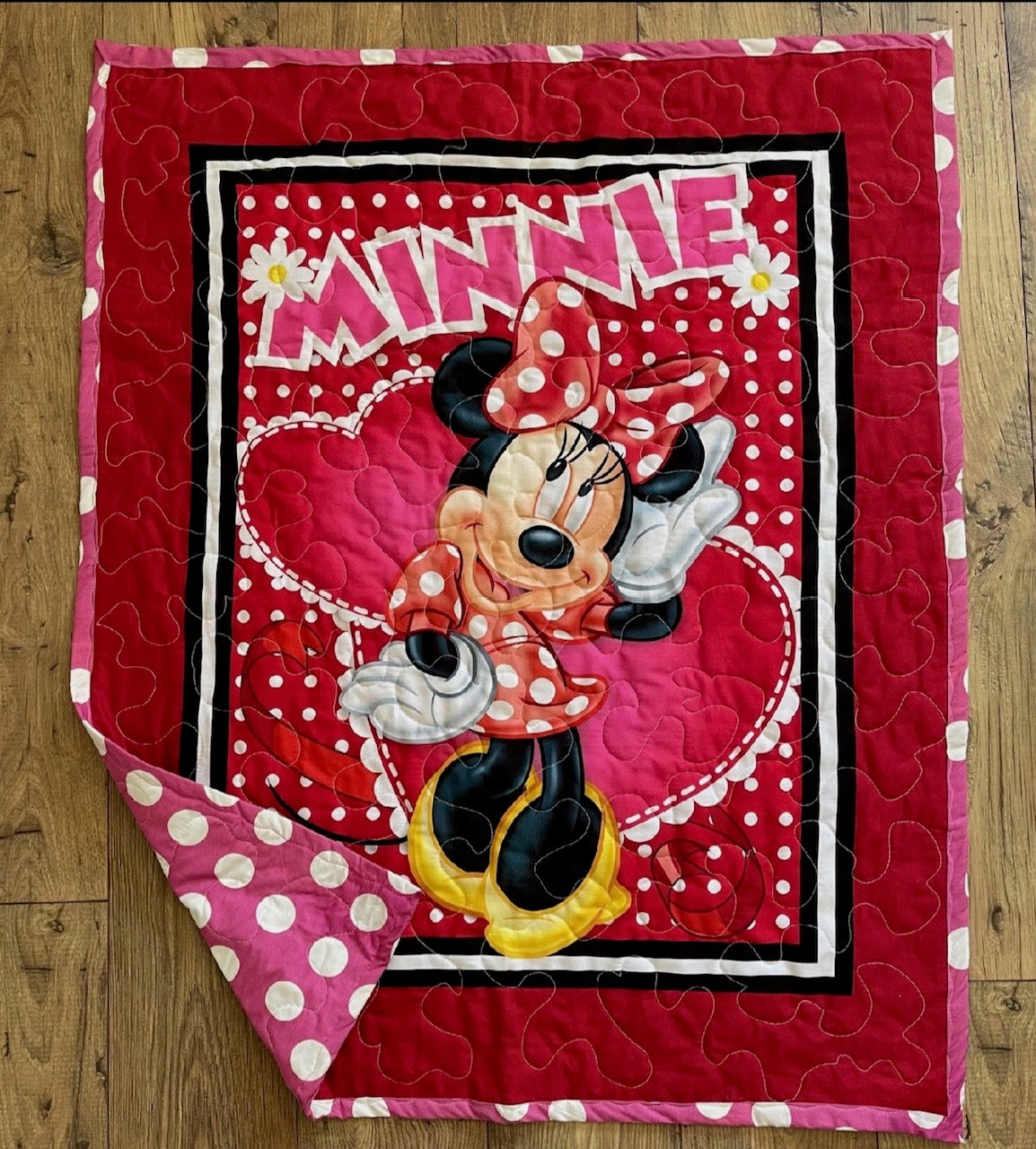 MINNIE STANDING HEART QUILTED BLANKET