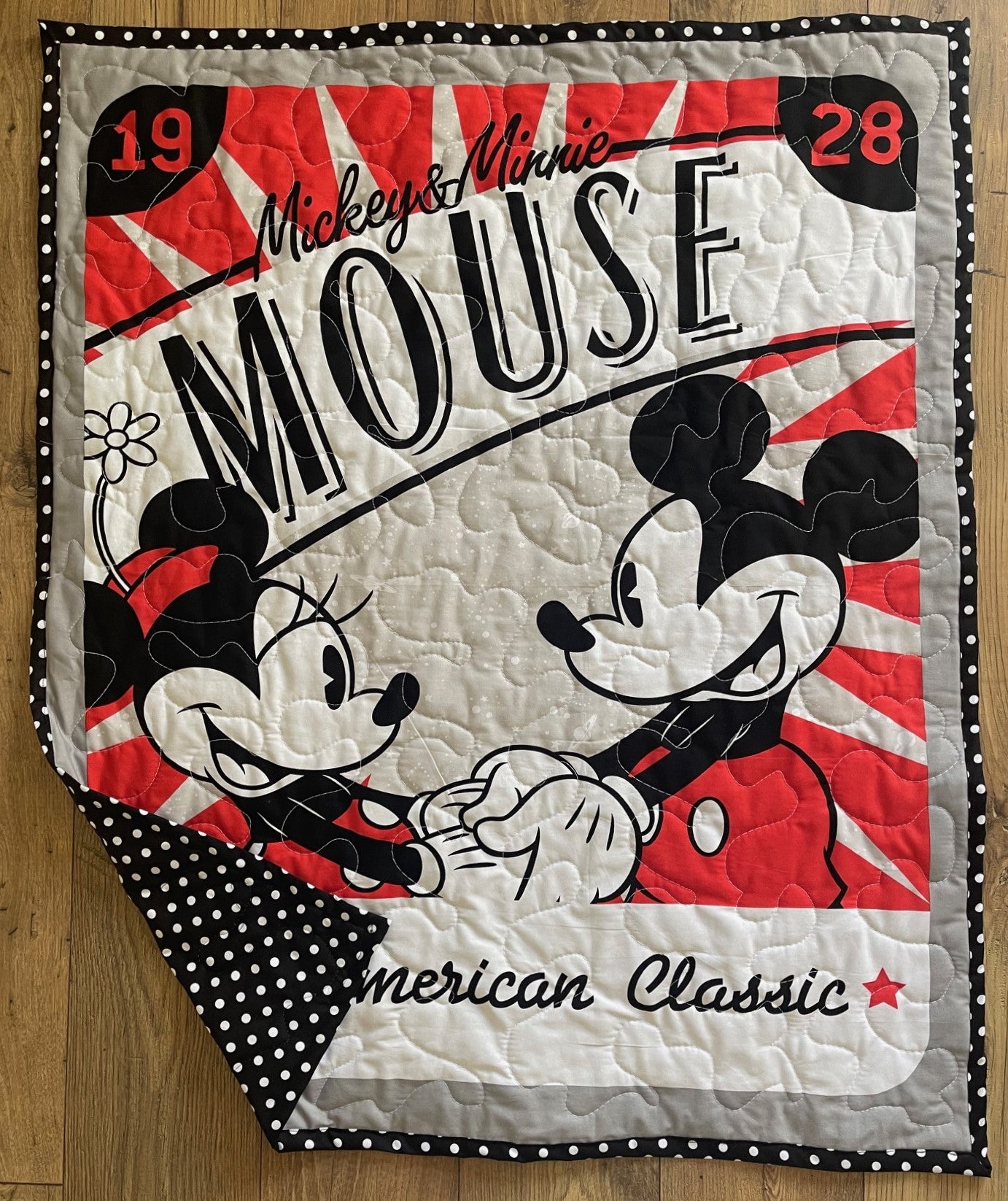 DISNEY MICKEY MOUSE & MINNIE MOUSE 1928 AN AMERICAN CLASSIC QUILTED BLANKET