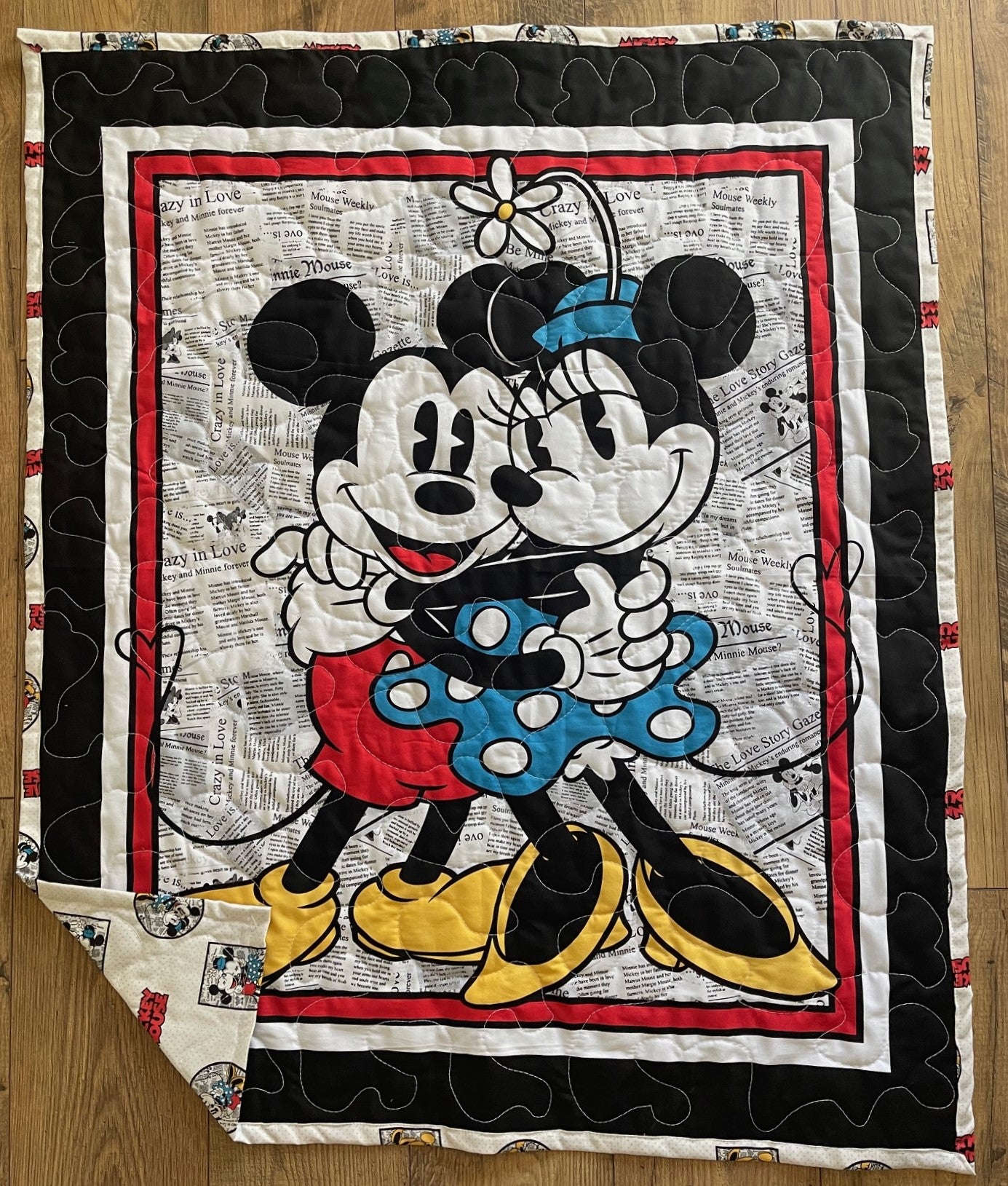 DISNEY MICKEY MOUSE & MINNIE MOUSE *CRAZY IN LOVE* Inspired Quilted Blanket