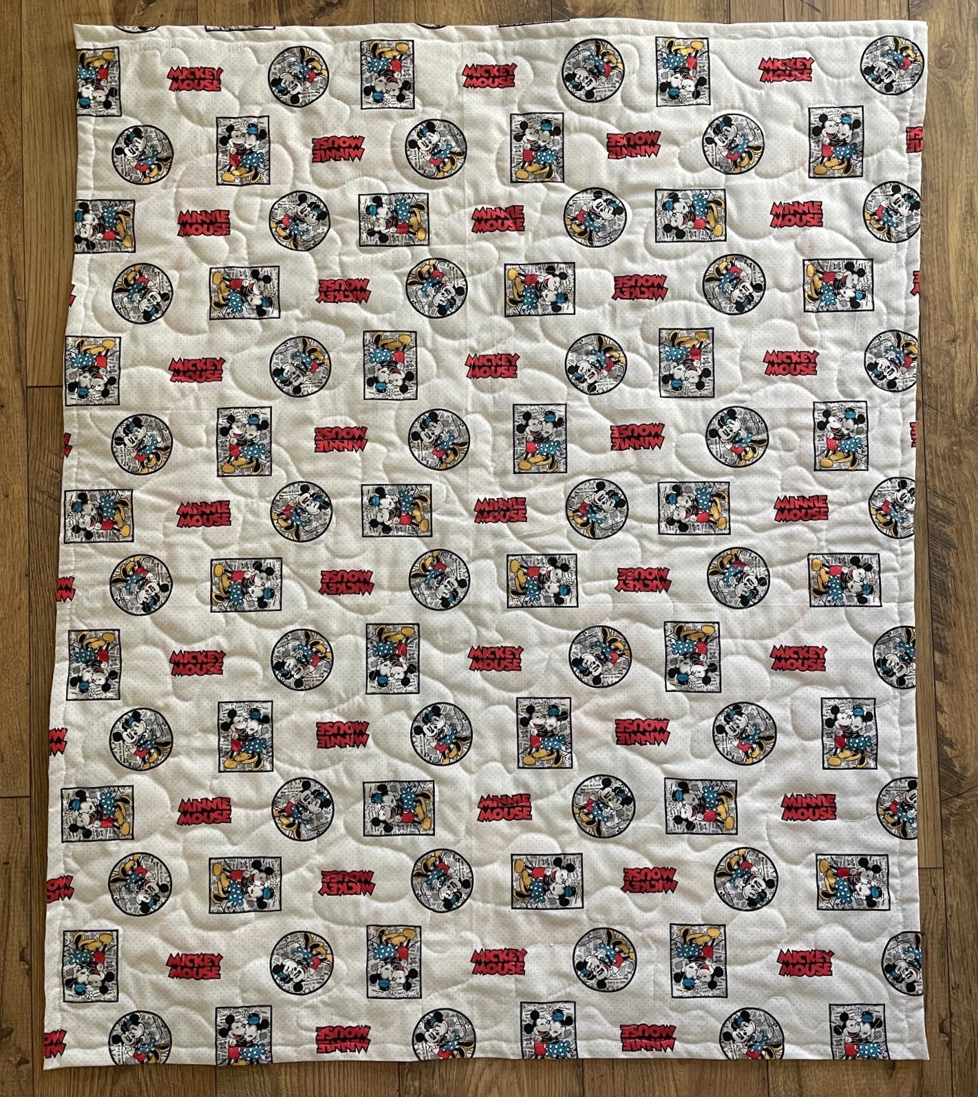 DISNEY MICKEY MOUSE & MINNIE MOUSE *CRAZY IN LOVE* Inspired Quilted Blanket