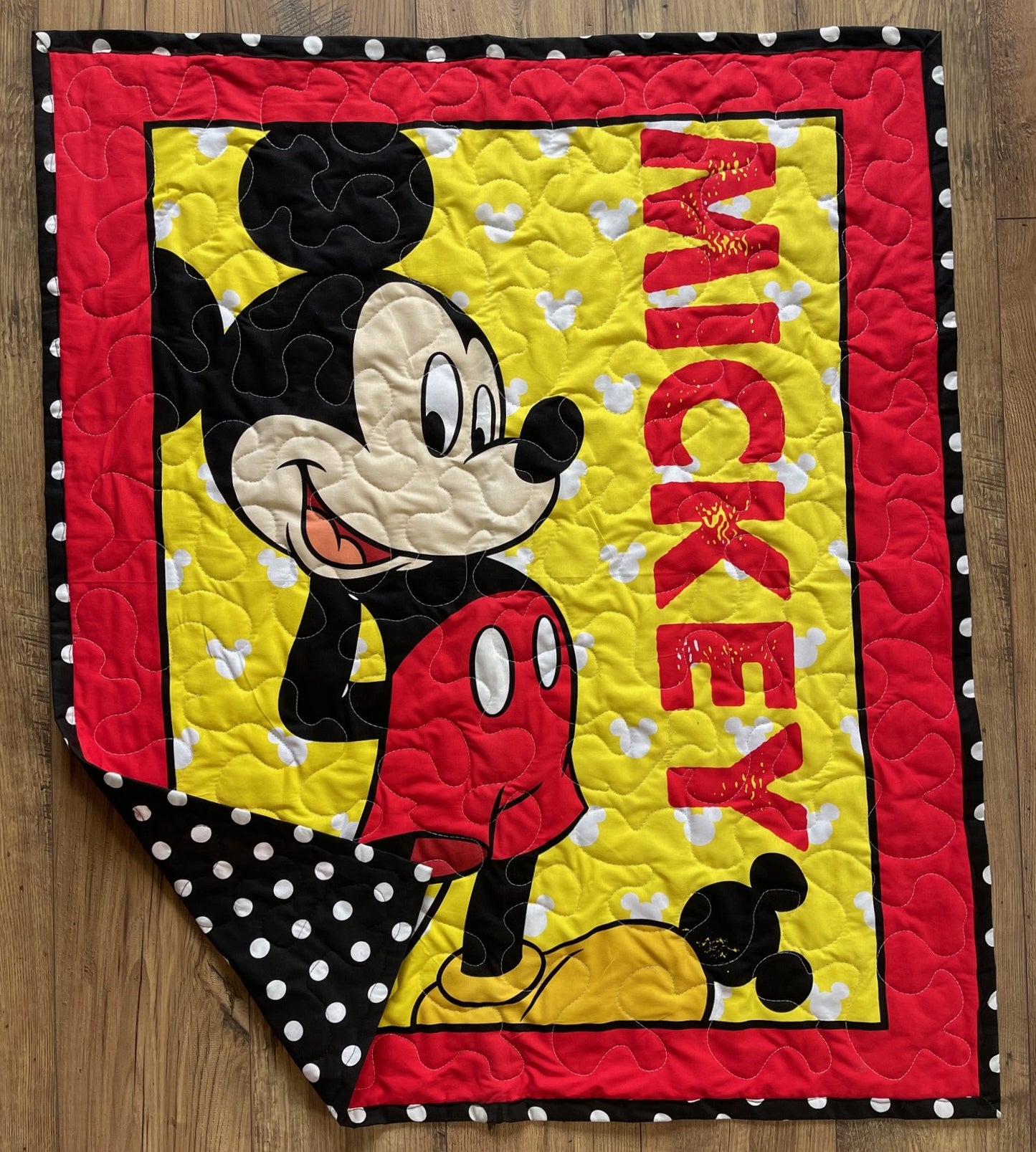 DISNEY CLASSIC INSPIRED MICKEY MOUSE 36"X44" QUILTED BLANKET