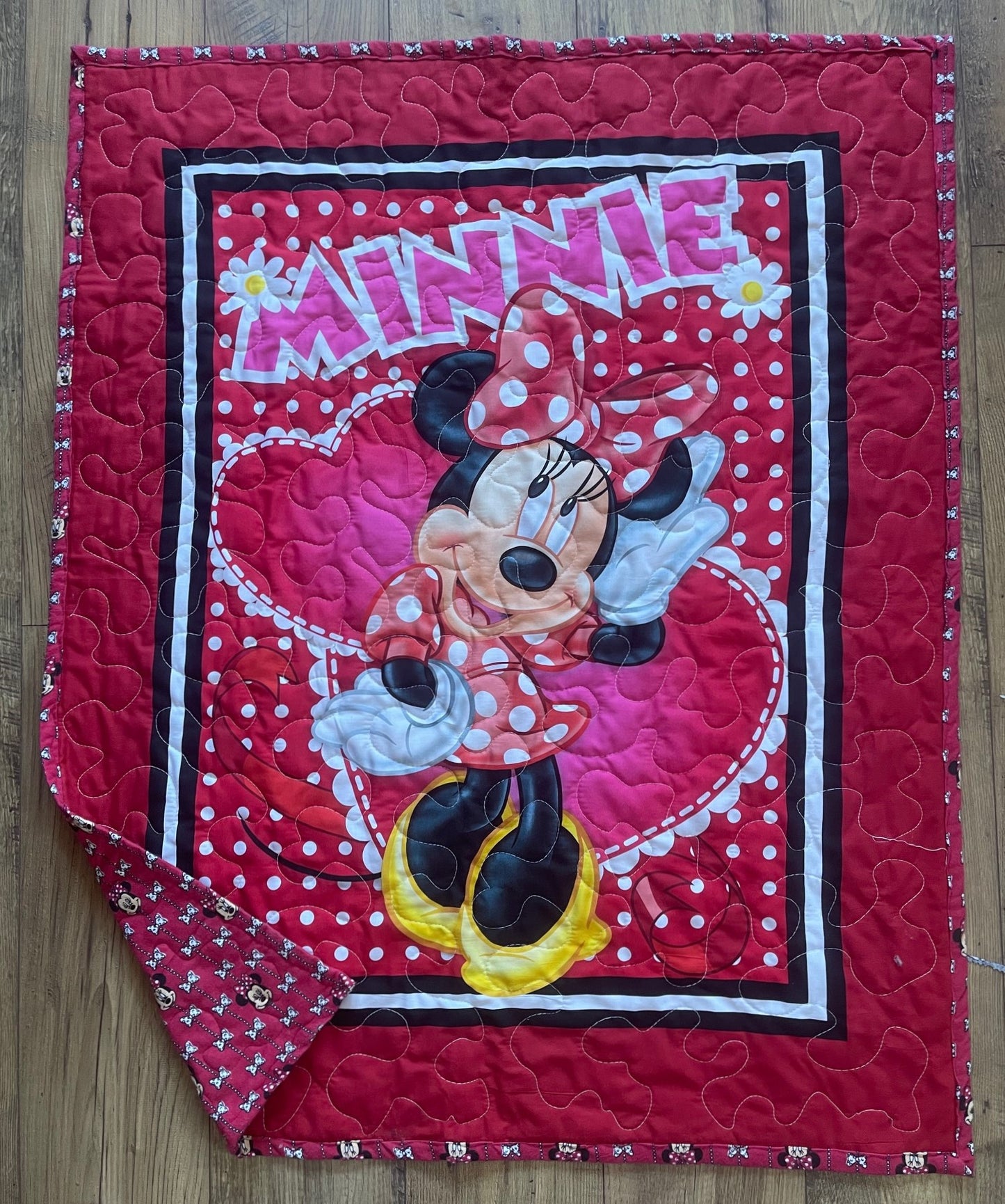 MINNIE MOUSE "LOVE MINNIE HEARTS" Inspired Quilted Blanket with Soft Flannel Backing Fabric