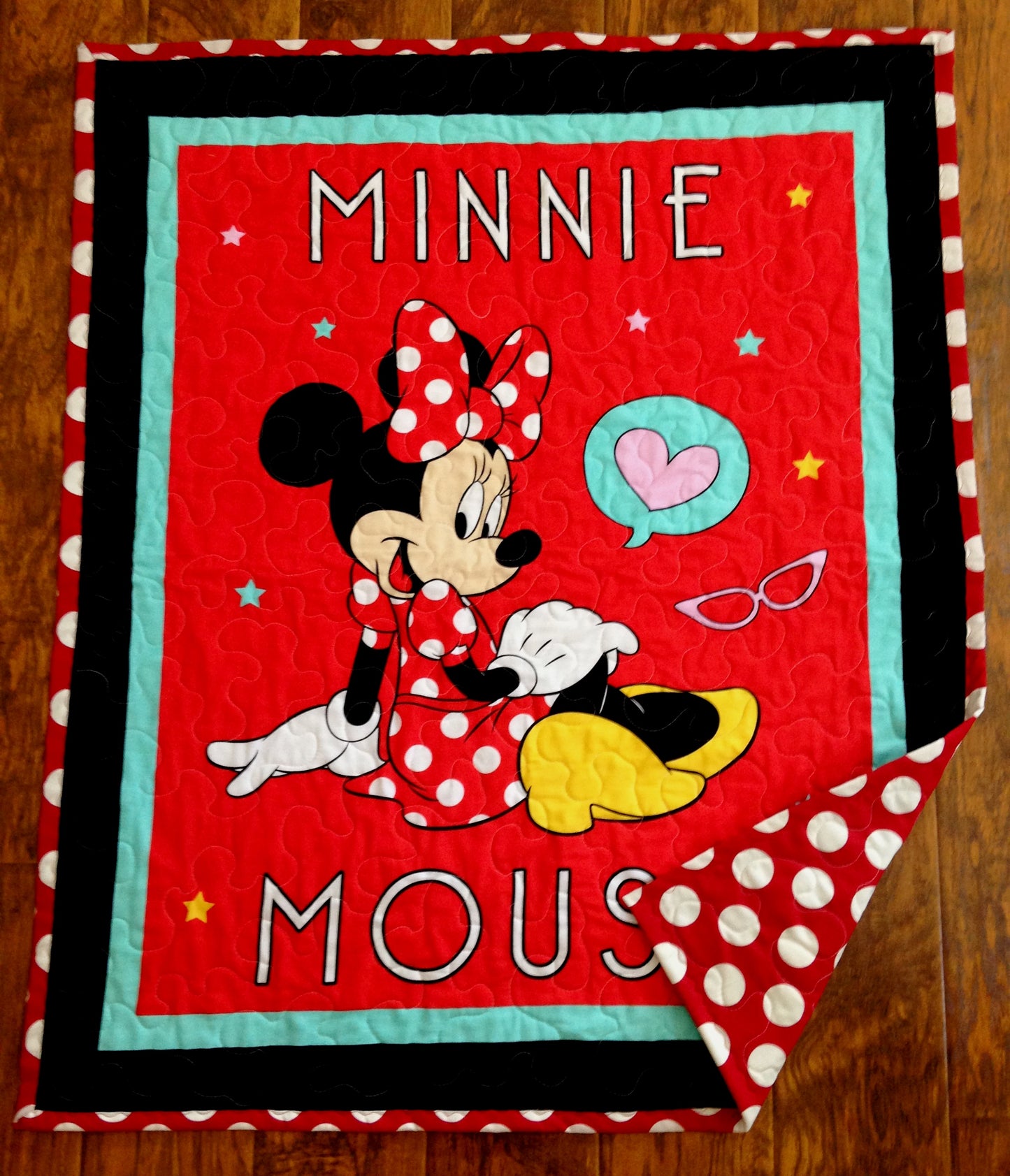 MINNIE SITTING QUILTED BLANKET