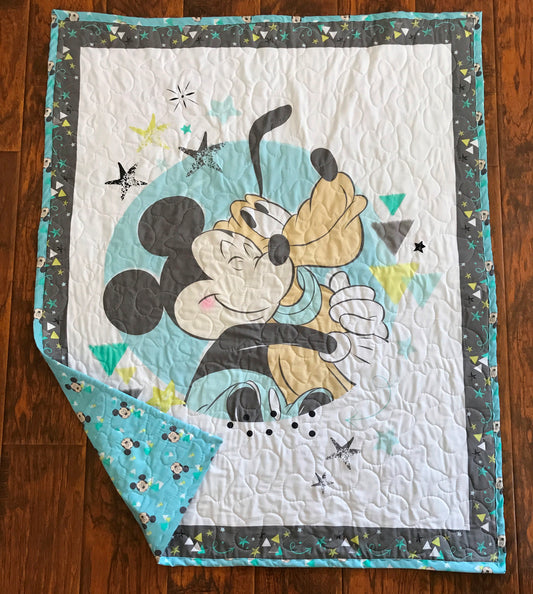 MICKEY & PLUTO HUGS QUILTED BLANKET