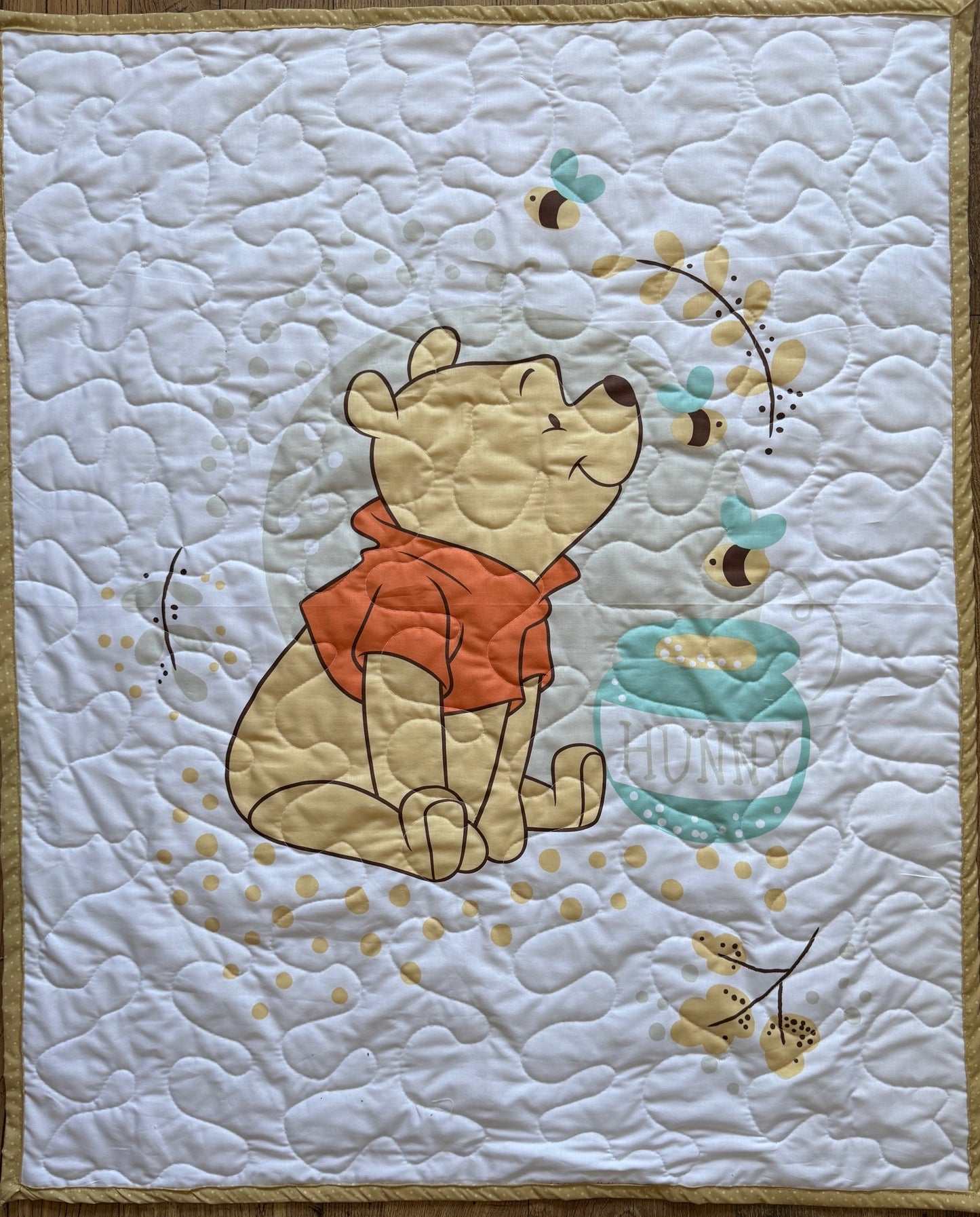 WINNIE THE POOH HUNNY POT OF BEES QUILTED BLANKET