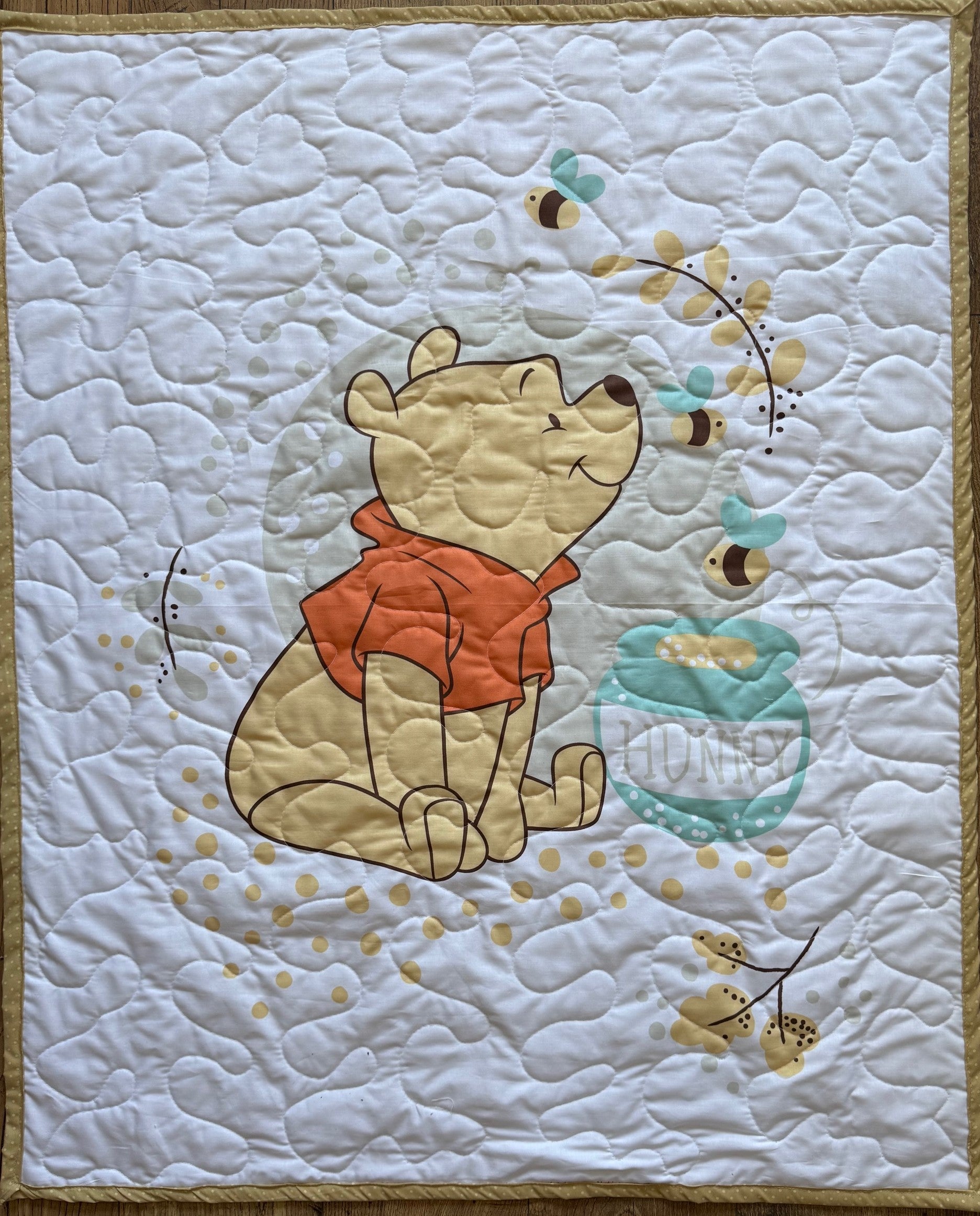 WINNIE THE POOH HUNNY POT OF BEES QUILTED BLANKET
