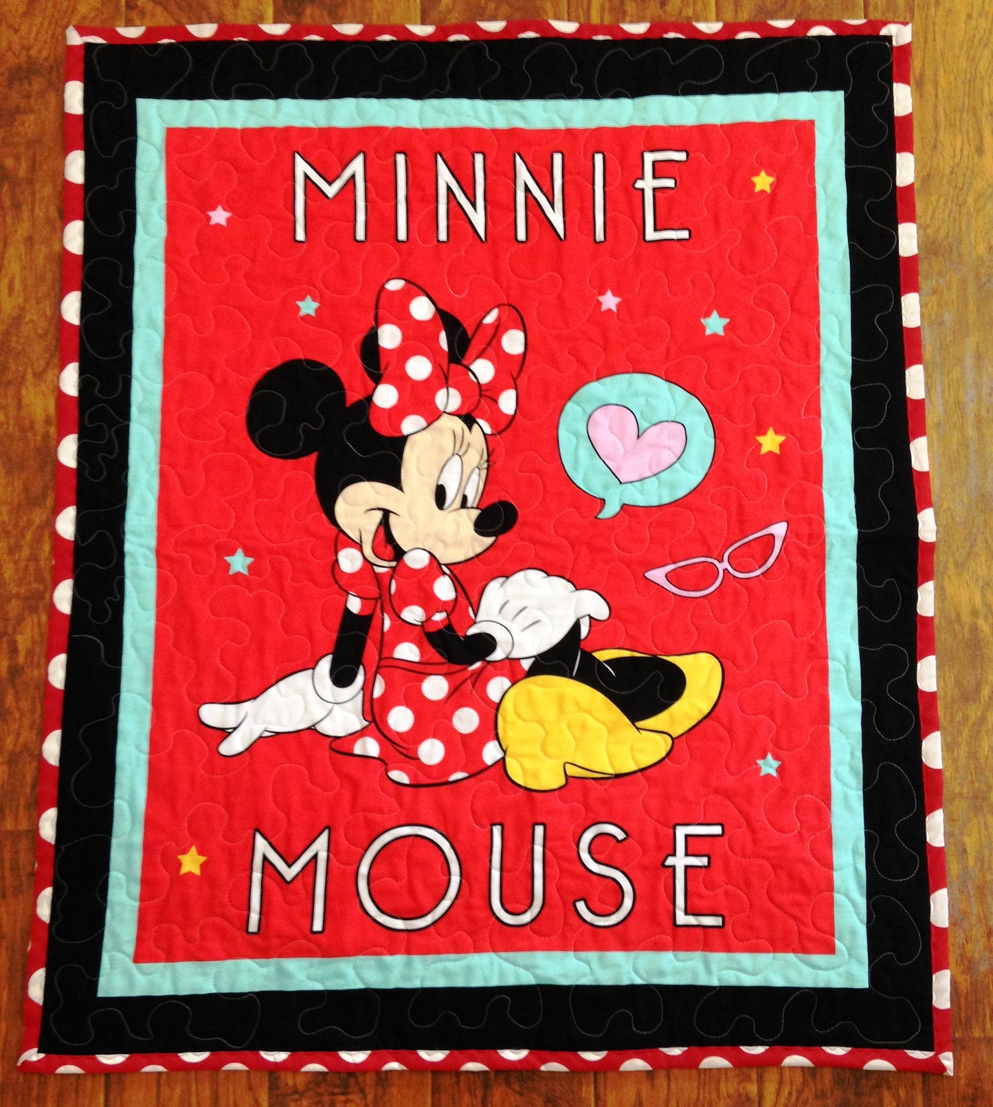 MINNIE SITTING HEART THOUGHT QUILTED BLANKET