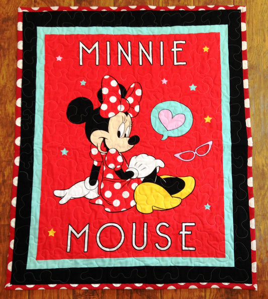 MINNIE SITTING HEART THOUGHT QUILTED BLANKET